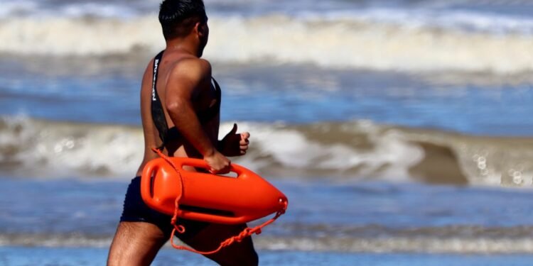 Operativo de Seguridad en Playa: Ubicación de las bajadas con cobertura de guardavidas en el Partido de la Costa