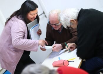 Más de 60 adultos mayores participan de una iniciativa de salud cerebral y bienestar emocional