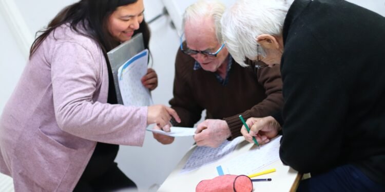 Más de 60 adultos mayores participan de una iniciativa de salud cerebral y bienestar emocional