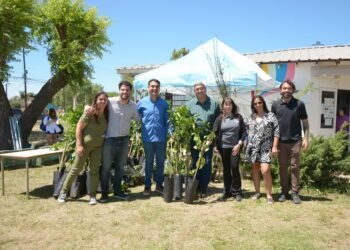 La Costa: Árboles frutales y certificados RNE a productores e instituciones