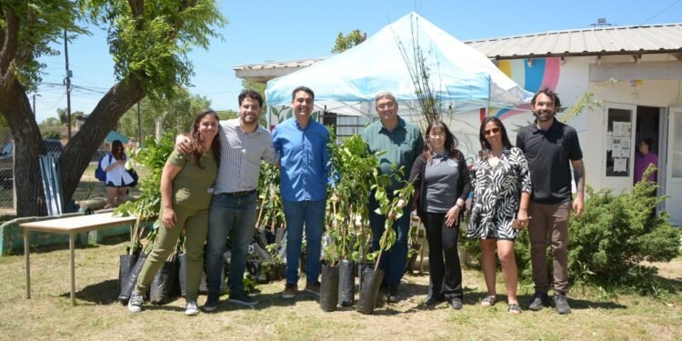 La Costa: Árboles frutales y certificados RNE a productores e instituciones