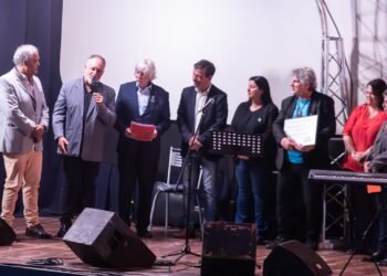 A sala llena, el Coro Municipal celebró sus 30 años de trayectoria