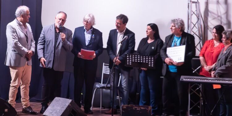 A sala llena, el Coro Municipal celebró sus 30 años de trayectoria