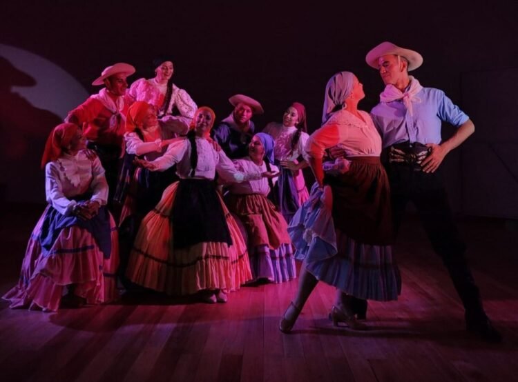 Este domingo se presentarán las obras finales de la carrera de Danzas Folklóricas y Tango en el Multicultural de Mar de Ajó
