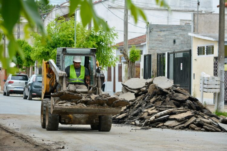 Plan municipal de bacheo: trabajos simultáneos en San Clemente y Mar de Ajó