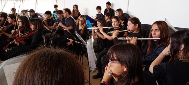 La Orquesta Sonidos del Mar cerró el año con un conmovedor concierto junto a la comunidad