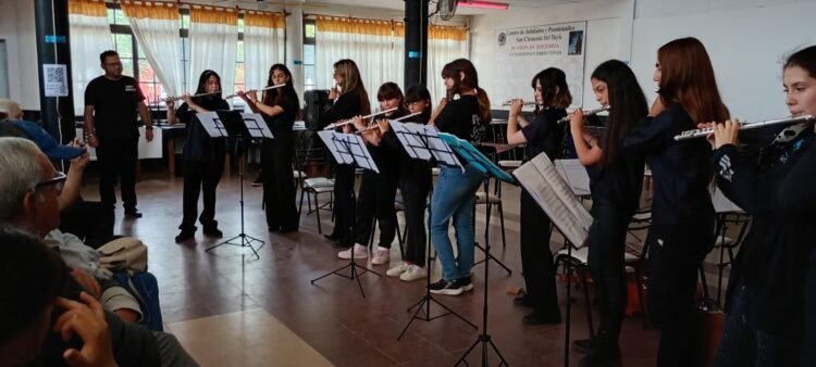 La Orquesta Sonidos del Mar cerró el año con un conmovedor concierto junto a la comunidad