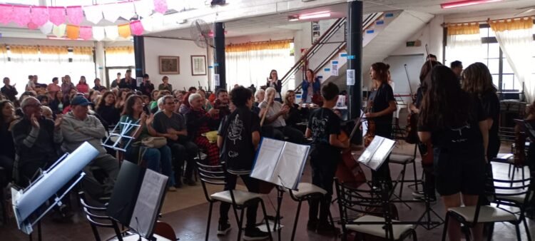 La Orquesta Sonidos del Mar cerró el año con un conmovedor concierto junto a la comunidad