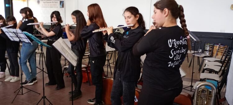 La Orquesta Sonidos del Mar cerró el año con un conmovedor concierto junto a la comunidad