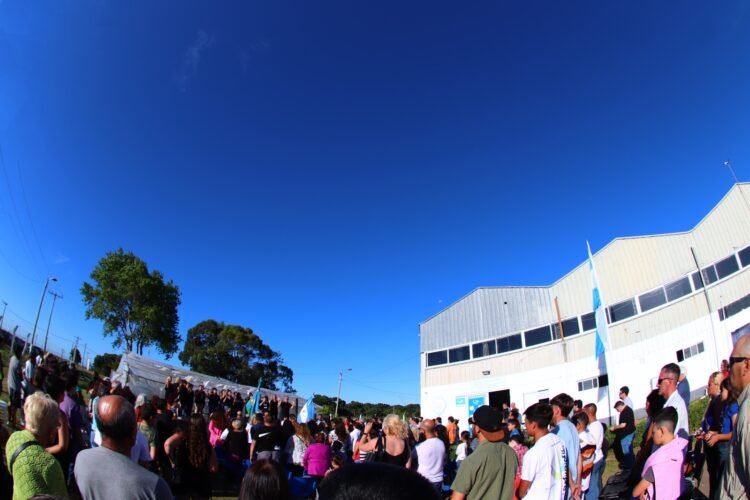 Más de 900 alumnas y alumnos recibieron su título este miércoles en el Centro de Formación Laboral 401