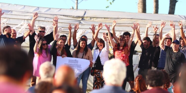 Más de 900 alumnas y alumnos recibieron su título este miércoles en el Centro de Formación Laboral 401