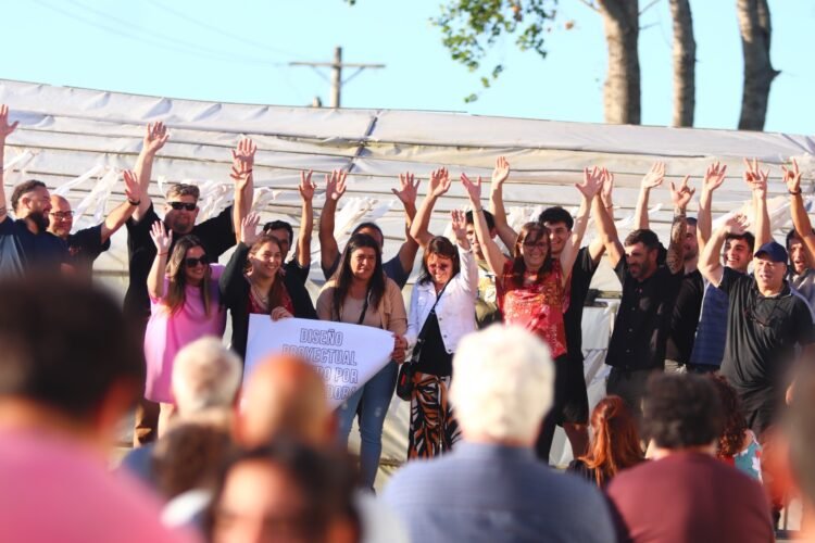 Más de 900 alumnas y alumnos recibieron su título este miércoles en el Centro de Formación Laboral 401