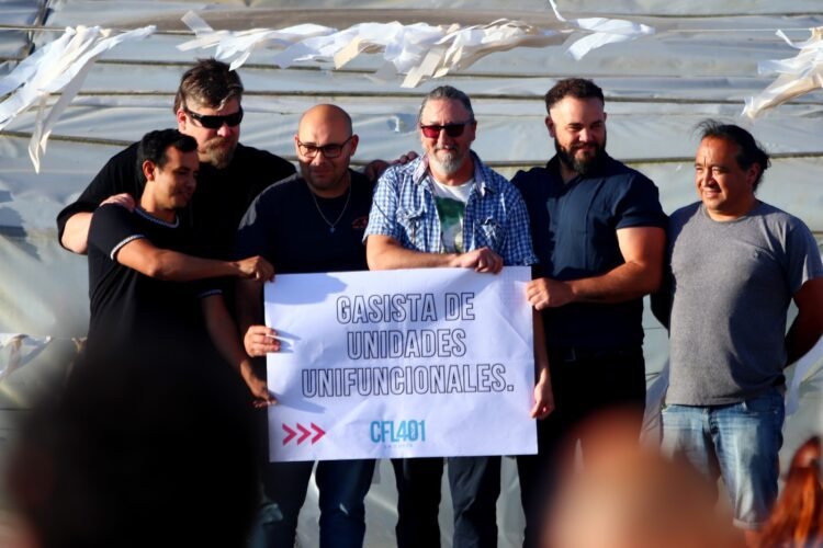 Más de 900 alumnas y alumnos recibieron su título este miércoles en el Centro de Formación Laboral 401