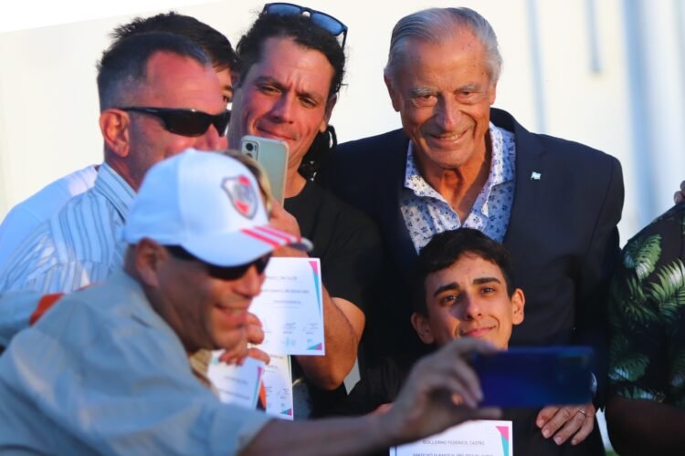 Más de 900 alumnas y alumnos recibieron su título este miércoles en el Centro de Formación Laboral 401