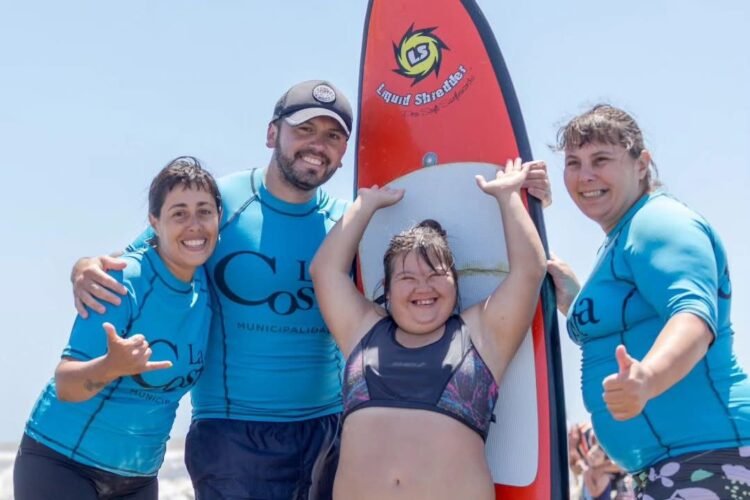 En enero comienzan las clases municipales de Surf Adaptado y Recreación en Playa
