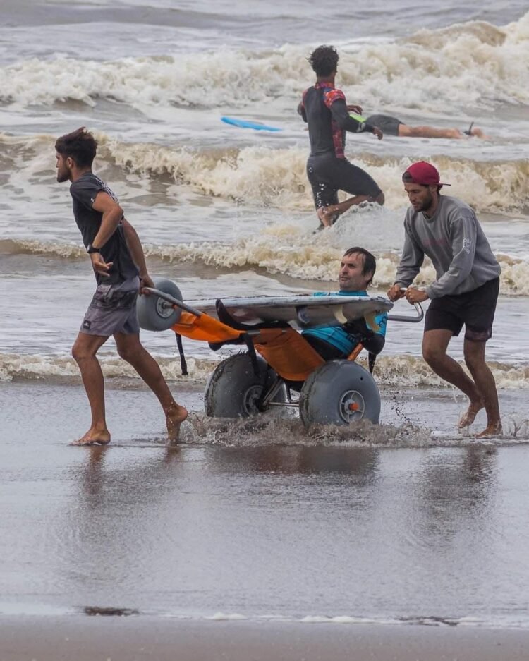 En enero comienzan las clases municipales de Surf Adaptado y Recreación en Playa