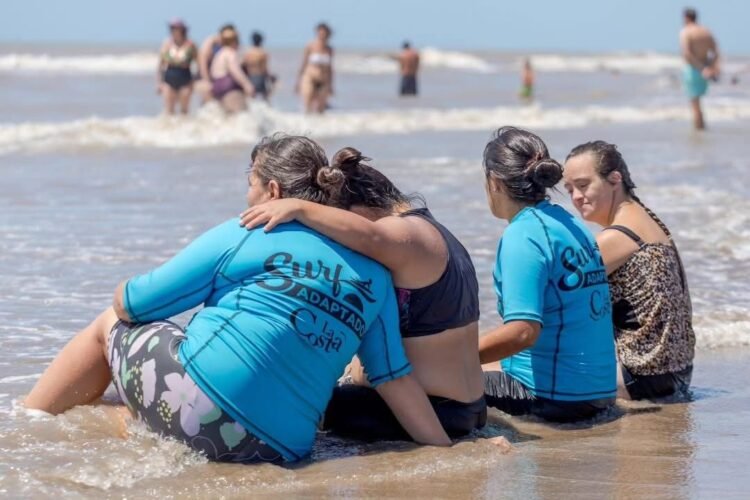 En enero comienzan las clases municipales de Surf Adaptado y Recreación en Playa