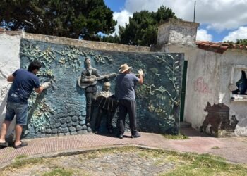“Muraleros” ponen en valor el Mural de la Plaza del Tango de Santa Teresita