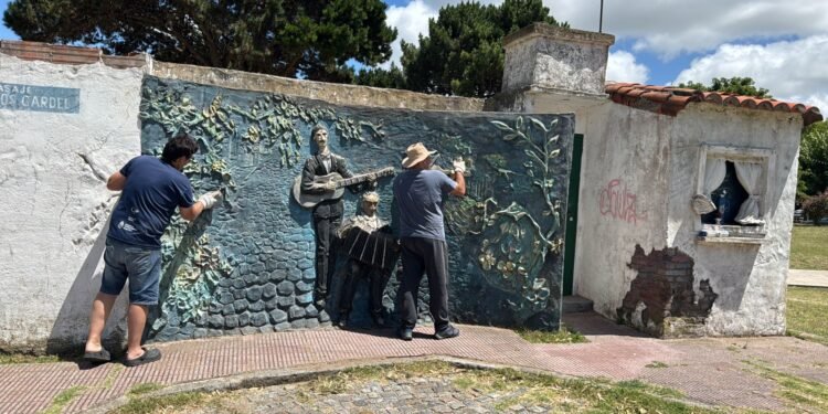 “Muraleros” ponen en valor el Mural de la Plaza del Tango de Santa Teresita