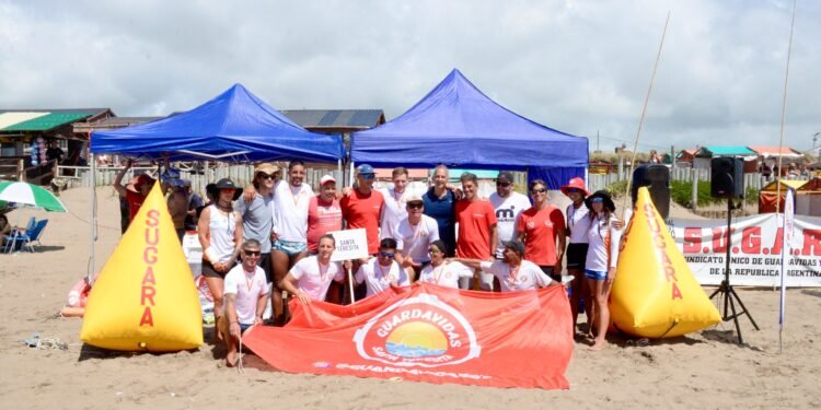 Guardavidas de localidades costeras participaron de una competencia de rescate en Mar del Tuyú