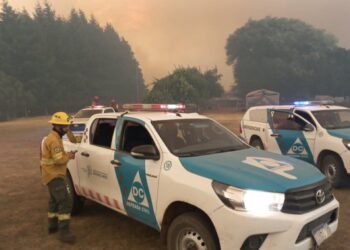 Bomberos voluntarios de La Costa se suman al combate contra incendios en El Bolsón