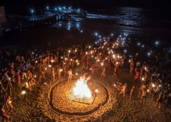 Guardavidas iluminaron las playas de La Costa con múltiples antorchadas en su día