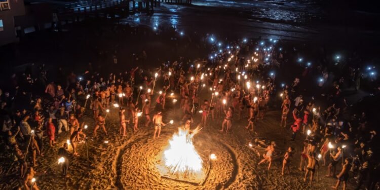 Guardavidas iluminaron las playas de La Costa con múltiples antorchadas en su día