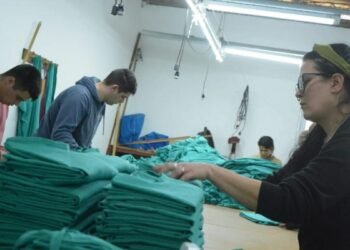 La cooperativa textil de La Costa amplía su producción con indumentaria escolar