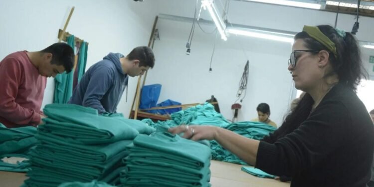 La cooperativa textil de La Costa amplía su producción con indumentaria escolar