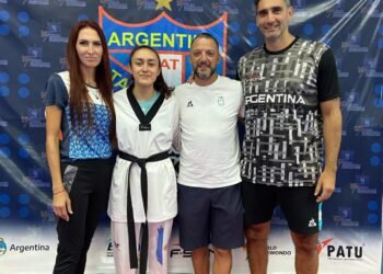 Deportistas costeros del equipo municipal de taekwondo entrenan junto a la Selección Nacional