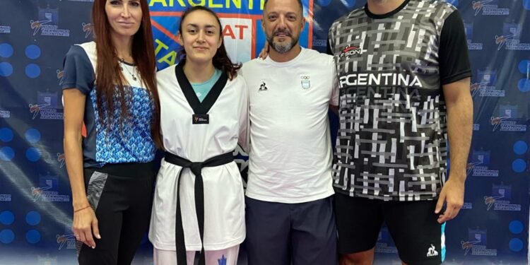 Deportistas costeros del equipo municipal de taekwondo entrenan junto a la Selección Nacional
