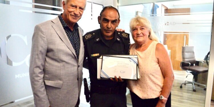 La Municipalidad de la Costa otorgó un reconocimiento al Sargento Miguel Ángel Correa por el rescate de una vecina