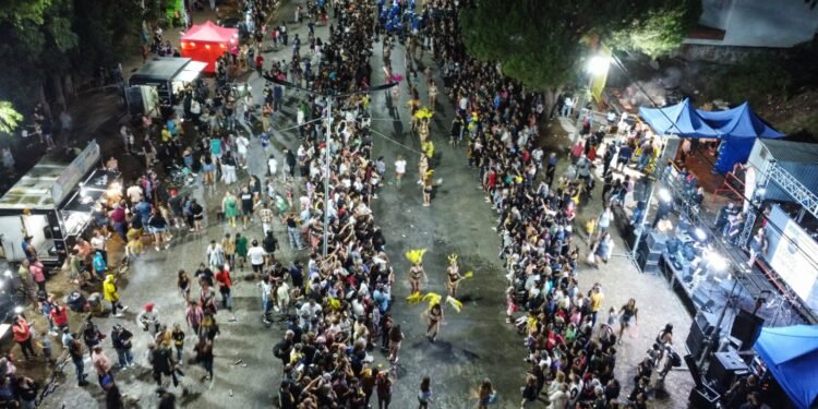 San Clemente del Tuyú celebró sus corsos con una gran convocatoria y el regreso a su histórico recorrido