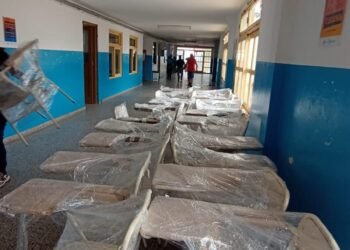 La Municipalidad de La Costa entregó mobiliario a la Escuela N°1 de Mar de Ajó