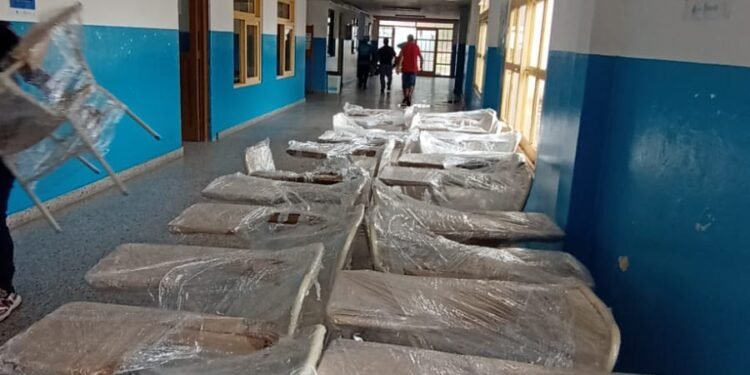 La Municipalidad de La Costa entregó mobiliario a la Escuela N°1 de Mar de Ajó