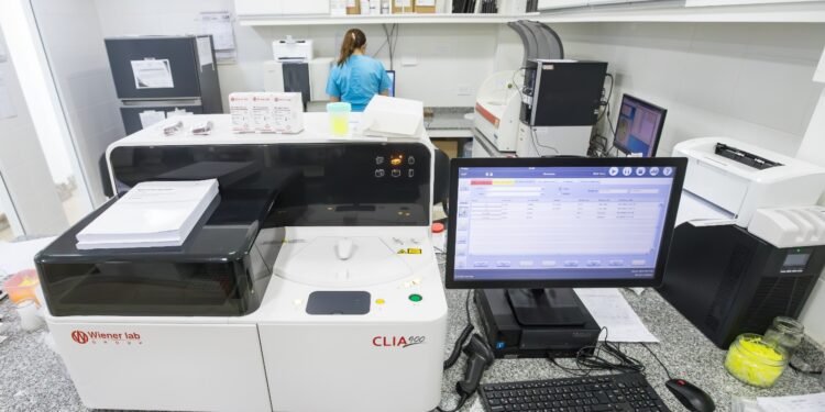El Laboratorio del Hospital de Mar de Ajó con nuevo equipo realiza estudios de alta complejidad
