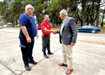 El intendente Juan de Jesús entregó un subsidio a Bomberos de Santa Teresita