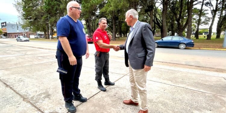 El intendente Juan de Jesús entregó un subsidio a Bomberos de Santa Teresita