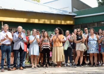 El intendente De Jesús y otras autoridades participaron del comienzo del ciclo lectivo en la Escuela Primaria Nº 5 de Santa Teresita