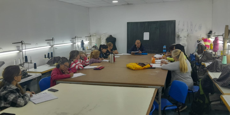 Inicio de Curso de Manipulación de Alimentos y Taller de Mantenimiento Textil en el centro de Formación Laboral Nº 401