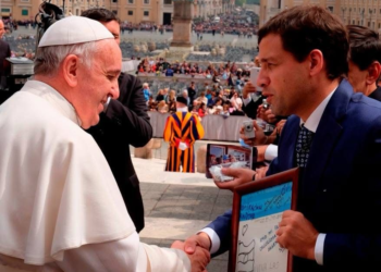 A 11 años del homenaje que llegó al Vaticano, el arte costero vuelve a conmover al mundo