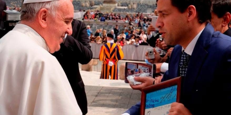 A 11 años del homenaje que llegó al Vaticano, el arte costero vuelve a conmover al mundo