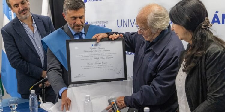 La Universidad Atlántida Argentina de Mar de Ajó otorgó el título de Doctor Honoris Causa a Adolfo Pérez Esquivel