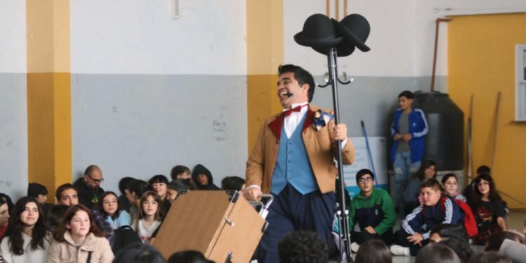Gonzo llega a las Escuelas Secundarias con magia y humor en el ciclo “Pasen y Vean”
