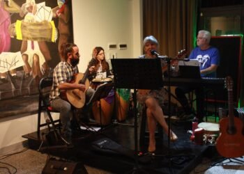 Noche de música y arte en vivo en “Lo de Juan y Emi”