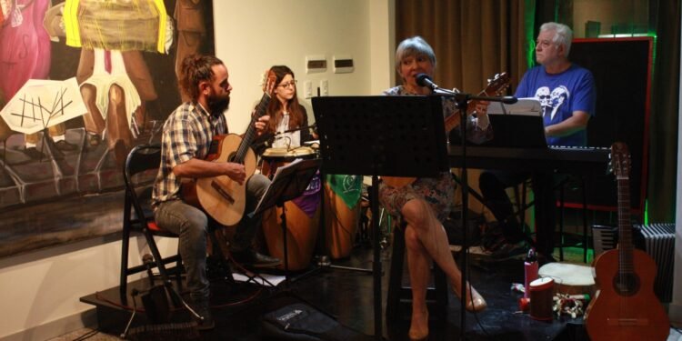Noche de música y arte en vivo en “Lo de Juan y Emi”