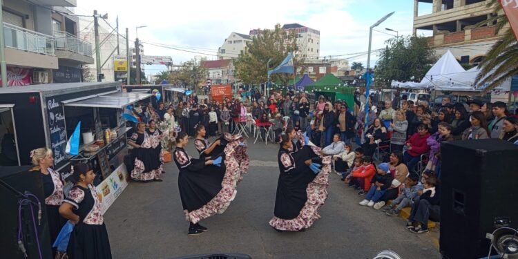 San Clemente del Tuyú celebró la previa del 25 de Mayo con música, tradición y comunidad