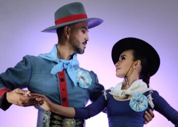 Gran acompañamiento del público en la velada “Palpitando el 25 al Ritmo de la Patria” en Mar de Ajó