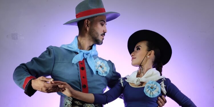 Gran acompañamiento del público en la velada “Palpitando el 25 al Ritmo de la Patria” en Mar de Ajó