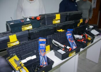 Entrega de Kit de herramientas de electricidad para estudiantes del Centro de Formación Laboral 401